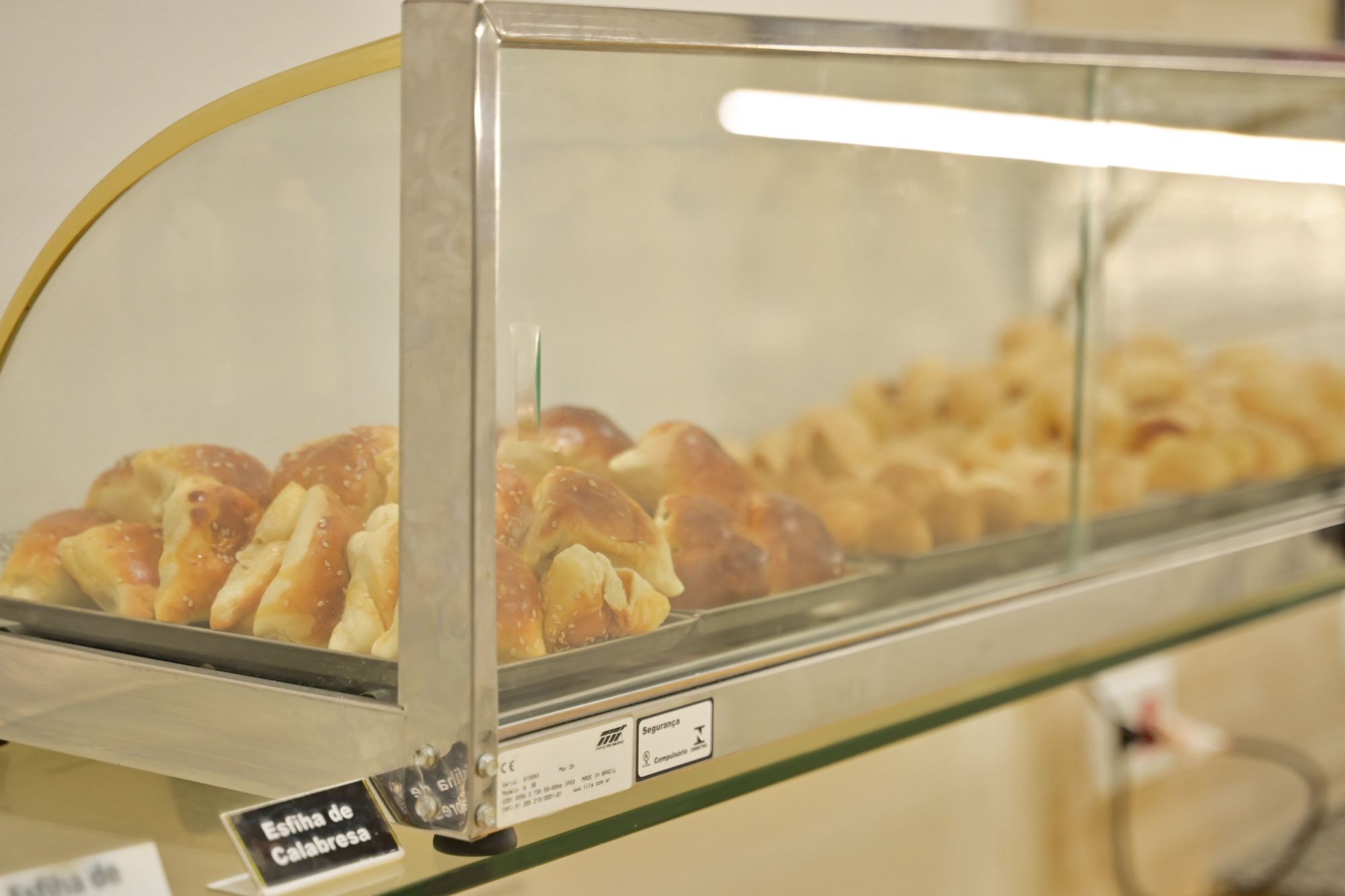 Pães e salgados no café da manhã do Novo Hotel Pousada