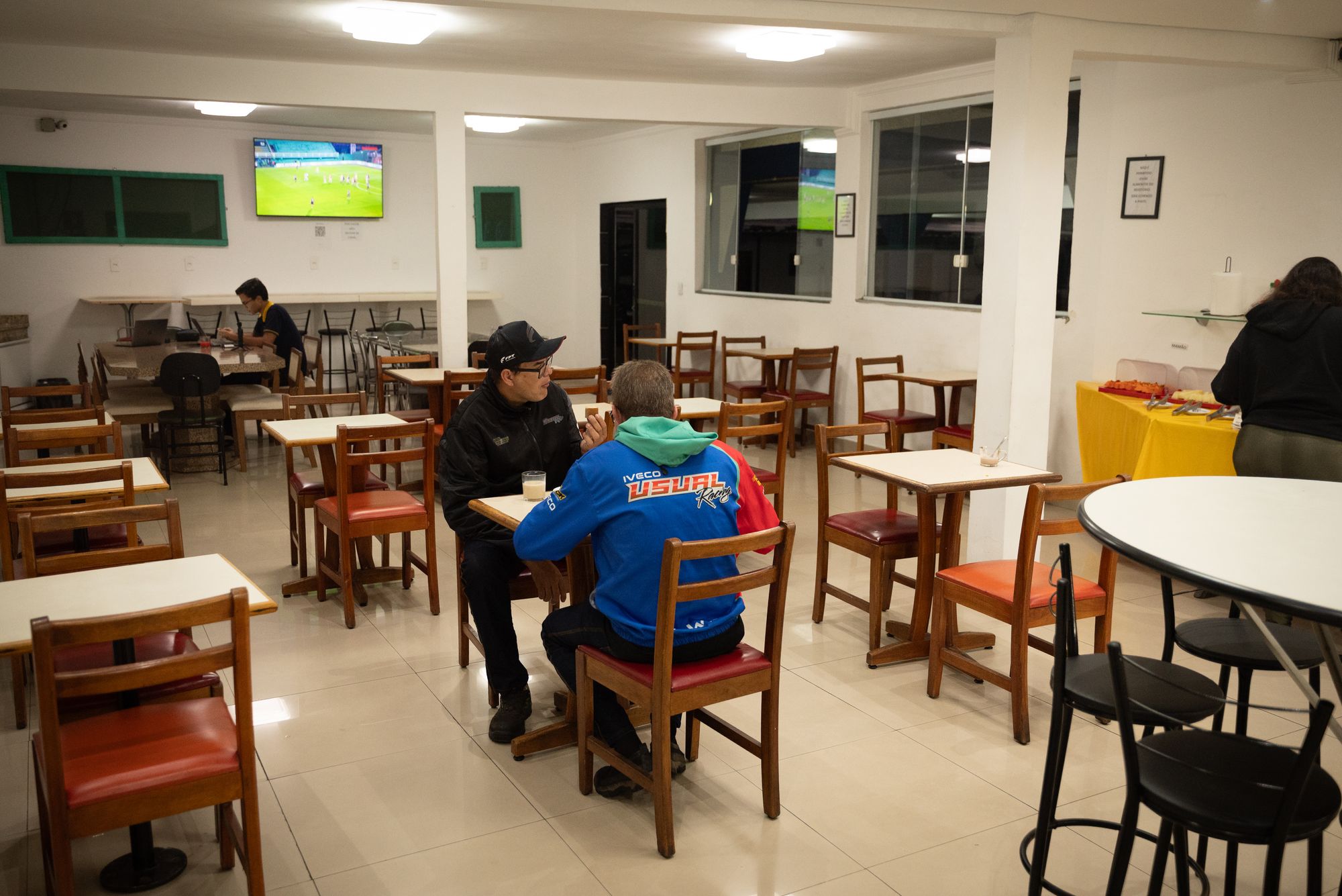 Equipe de corrida tomando café da manhã no salão do Novo Hotel Pousada, em frente ao Autódromo de Interlagos